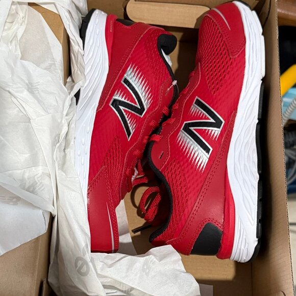 New Balance Boys WIDE Athletic Shoes  Red Size 5 1/2 Extra Wide NIB - Picture 3 of 4